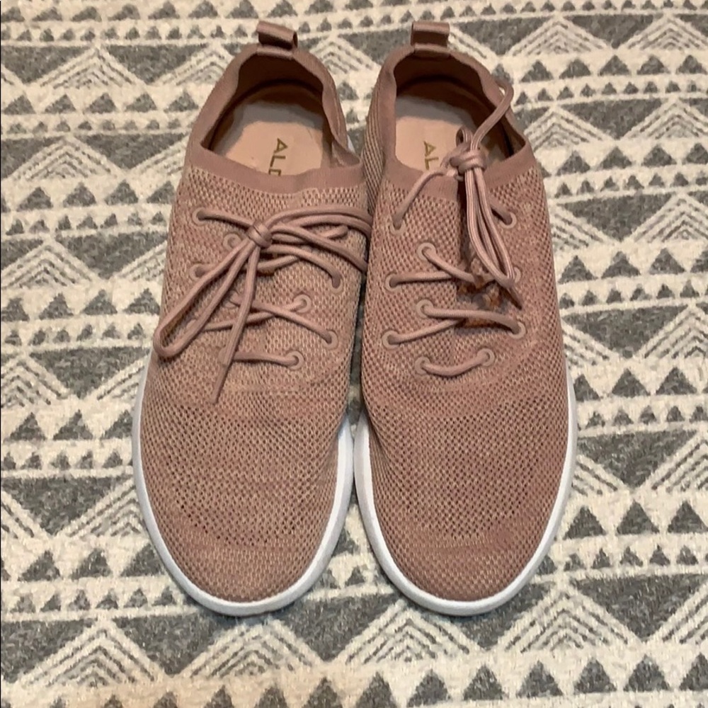 NWOT Ladies Nude Sneakers // ALDO // US 7.5 EUR 38